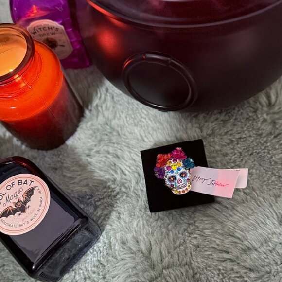 Betsey Johnson Sugar Skull Ring Crystal  Gold Tone Day of the Dead Halloween - Picture 3 of 8